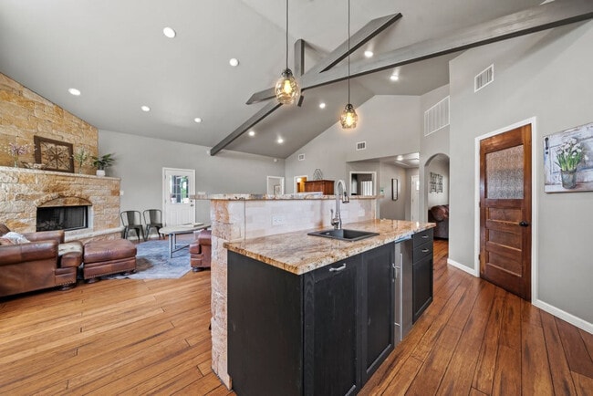 1736 W Live Oak St in Fredericksburg, TX - Building Photo - Building Photo