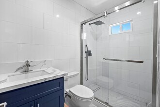 213 S Gale Dr, Unit A in Beverly Hills, CA - Foto de edificio - Building Photo