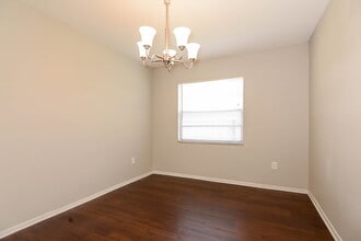 4906 Hi Vista Cir in Tampa, FL - Building Photo - Building Photo