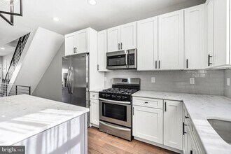 2122 Sears St in Philadelphia, PA - Building Photo - Building Photo