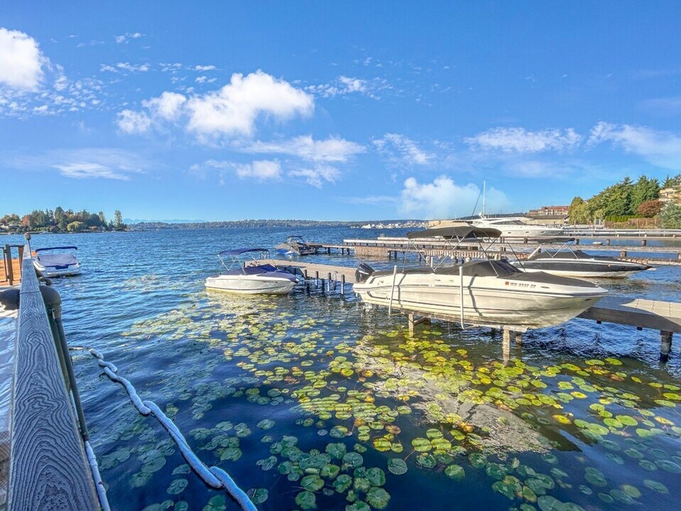 4561 Lake Washington Blvd NE in Kirkland, WA - Building Photo