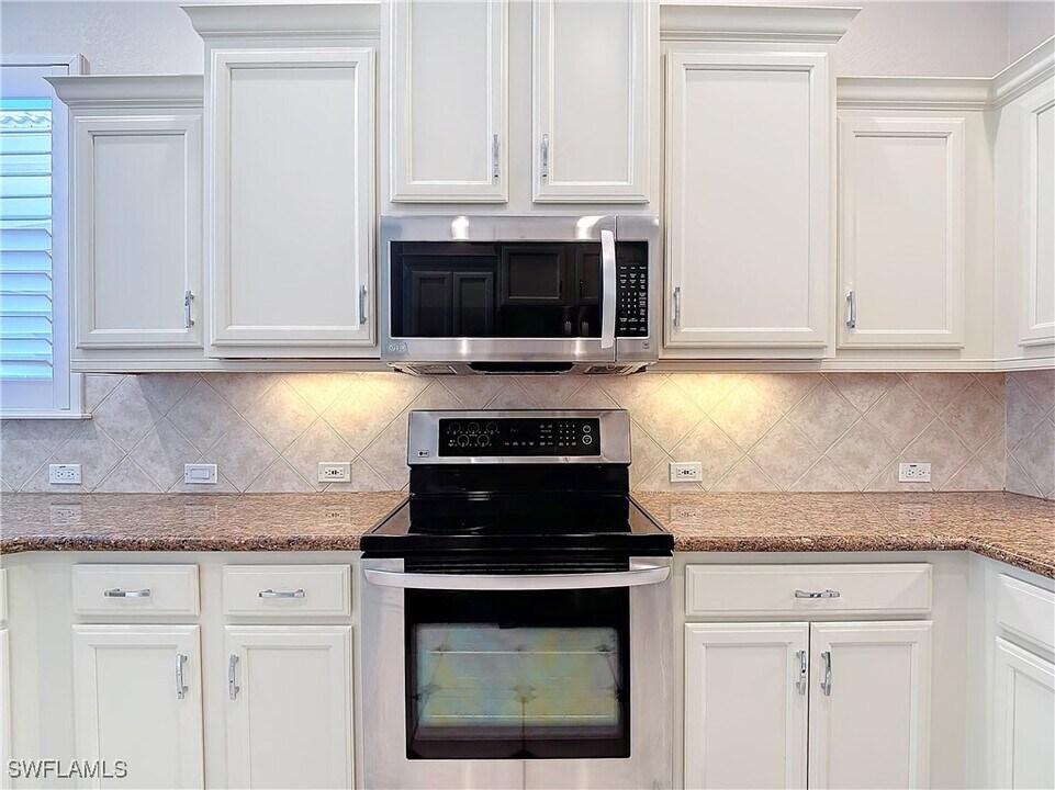 9190 Troon Lakes Dr in Naples, FL - Foto de edificio