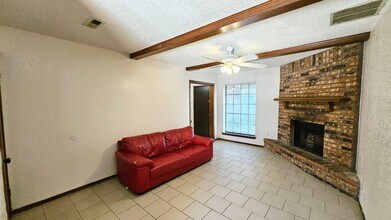 8300 NW 10th St in Oklahoma City, OK - Foto de edificio - Building Photo