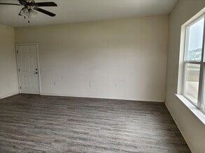 106 Hummingbird Ave in Schulenburg, TX - Building Photo - Building Photo