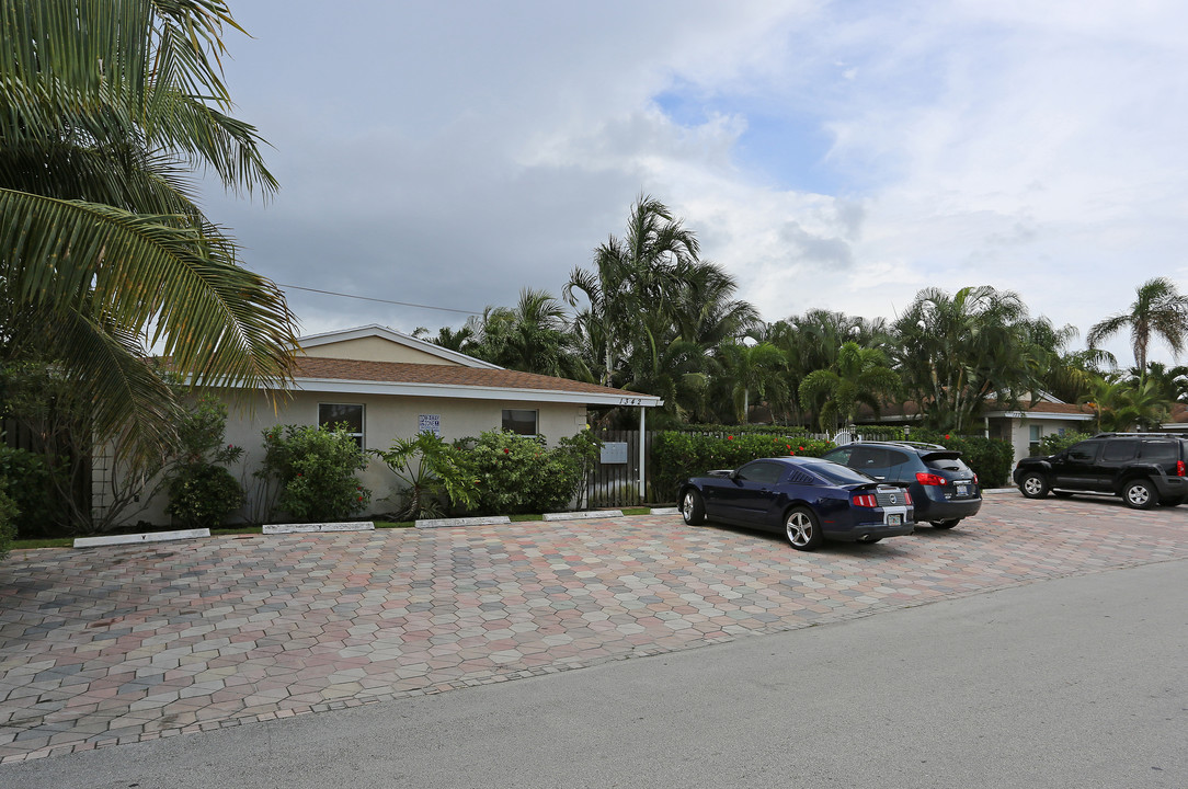 1336-1342 Holly Heights Dr in Fort Lauderdale, FL - Building Photo