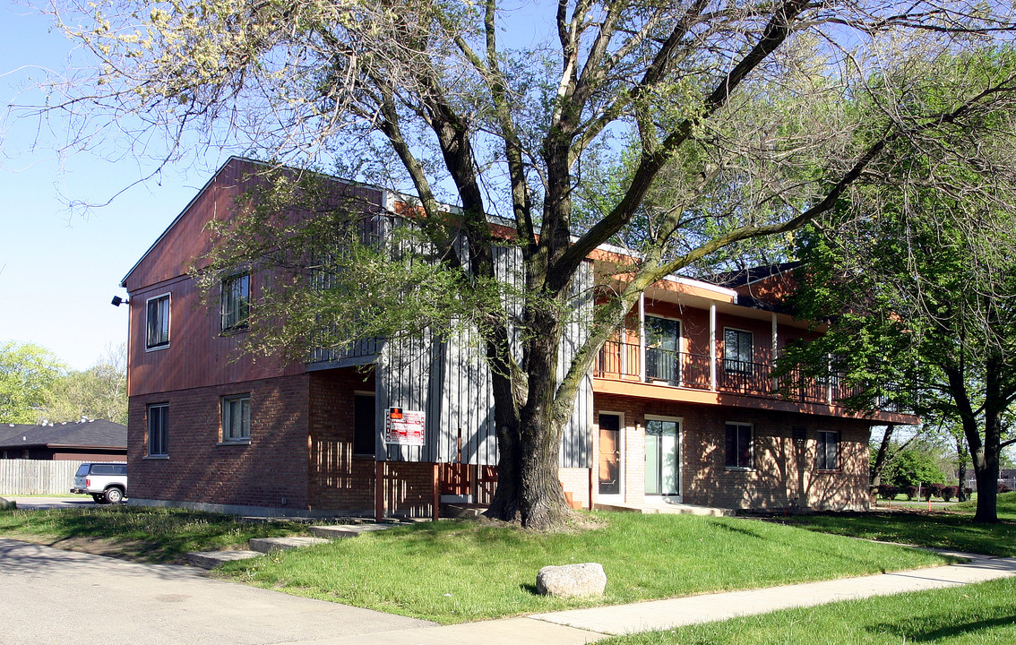 LSSK Apartments in Aurora, IL - Building Photo