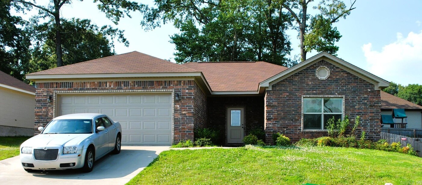 2492 Pleasant Willow Dr in Benton, AR - Building Photo