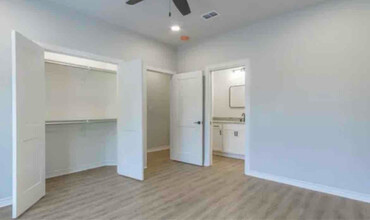 2112 Oak Hollow St in Longview, TX - Building Photo - Building Photo