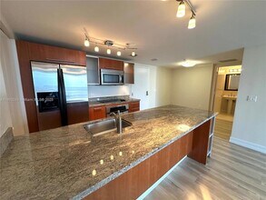 185 SW 7th St, Unit 2307 in Miami, FL - Building Photo - Building Photo