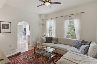 3144 N Southport Ave, Unit CH2 in Chicago, IL - Building Photo - Building Photo