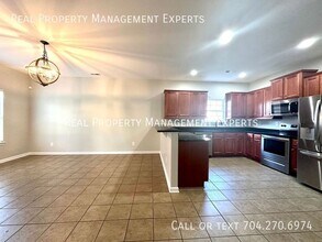 14221 Lake Crossing Dr in Charlotte, NC - Foto de edificio - Building Photo