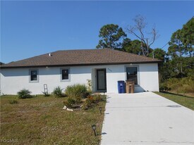 636 Eisenhower Blvd in Lehigh Acres, FL - Building Photo