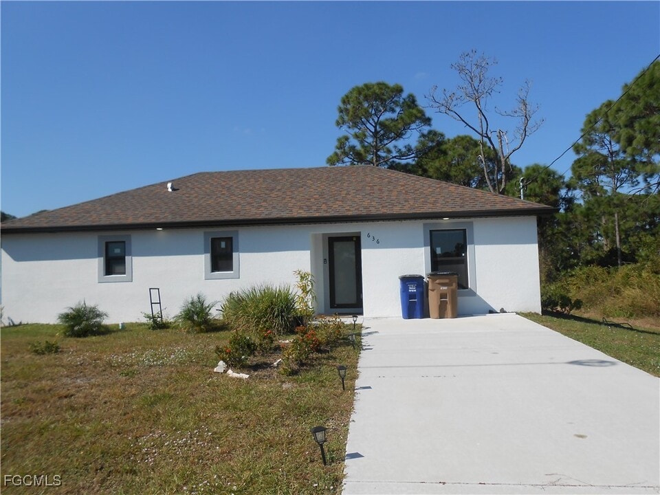 636 Eisenhower Blvd in Lehigh Acres, FL - Building Photo