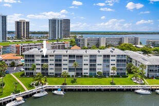 29 Yacht Club Dr in North Palm Beach, FL - Building Photo