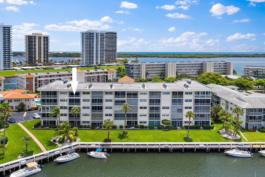 29 Yacht Club Dr in North Palm Beach, FL - Building Photo