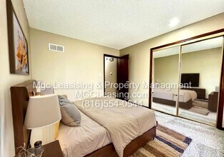 215 NW Monroe St in Lee's Summit, MO - Foto de edificio - Building Photo