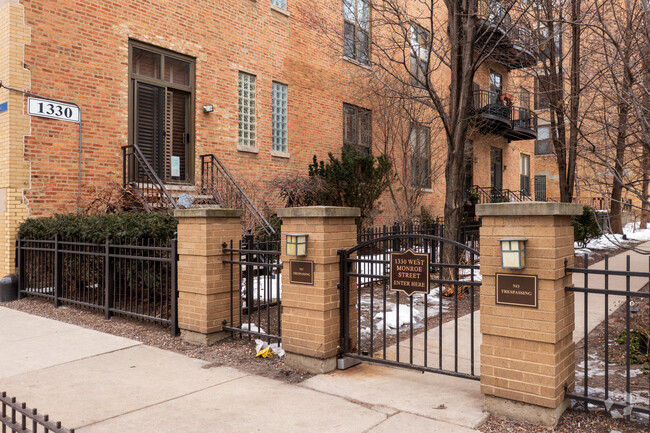 Y Condominiums in Chicago, IL - Building Photo - Building Photo