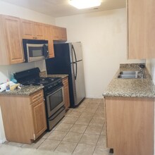240 W Lincoln Ave in Escondido, CA - Building Photo - Building Photo