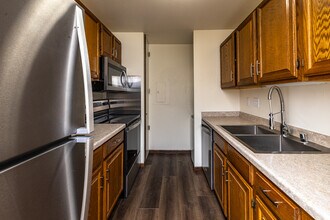 Serafino Square Luxury Apartments in Milwaukee, WI - Building Photo - Building Photo