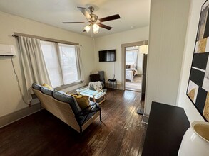 519 W Ridgewood Ct in San Antonio, TX - Building Photo - Building Photo