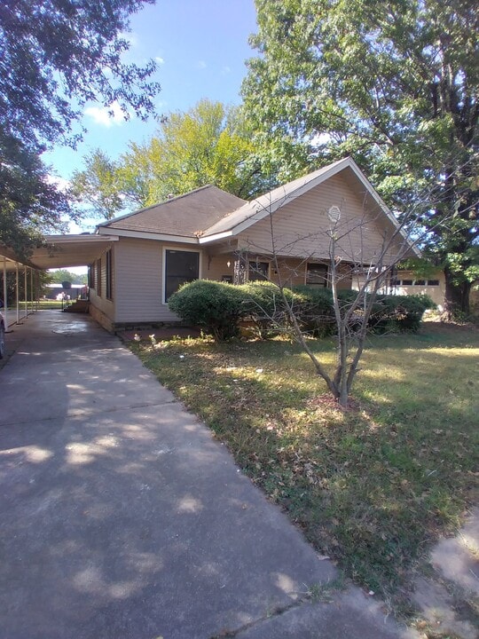 105 W Commercial St in Ozark, AR - Building Photo