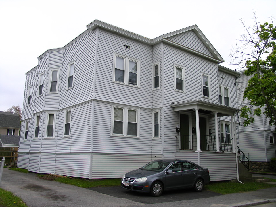 221 Brown St in Waltham, MA - Building Photo