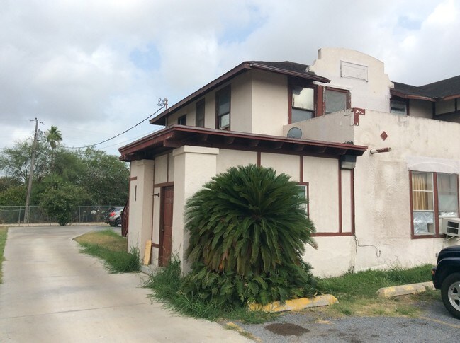 Corbie apartments in Harlingen, TX - Foto de edificio - Building Photo