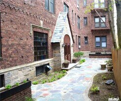 1 Hillside Ave in Great Neck, NY - Building Photo