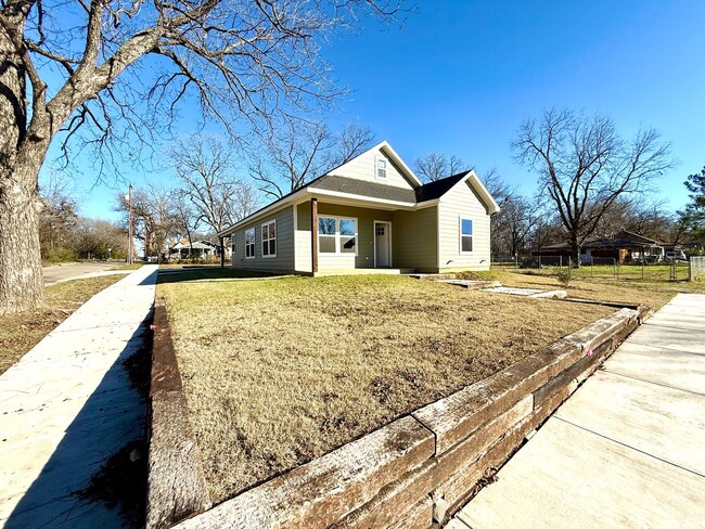 901 N Throckmorton St in Sherman, TX - Building Photo - Building Photo