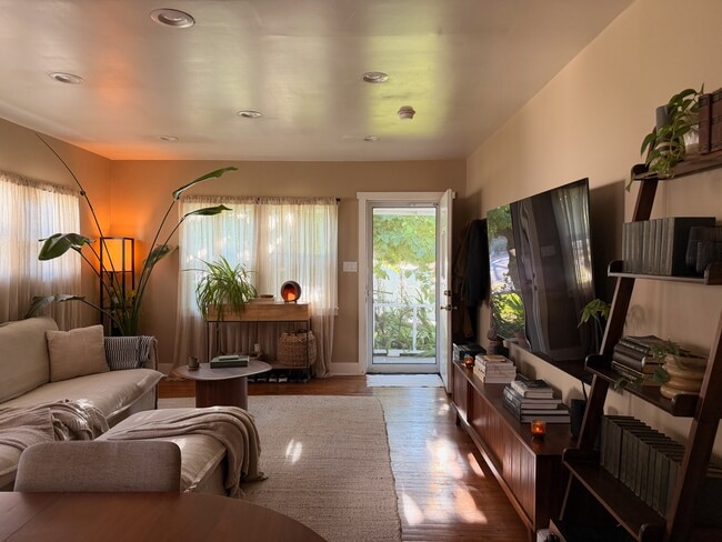 957 N Avenue 49 in Los Angeles, CA - Foto de edificio - Building Photo