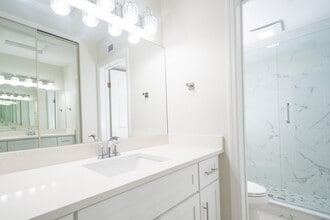 208 Brackenwood Terrace in Palm Beach Gardens, FL - Foto de edificio - Building Photo