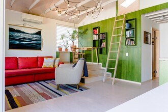 8020 N Hurst Ave, Unit B in Portland, OR - Building Photo - Building Photo