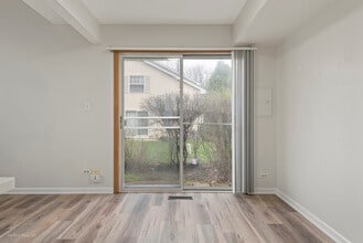 231 Ivy Ct in Streamwood, IL - Building Photo - Building Photo