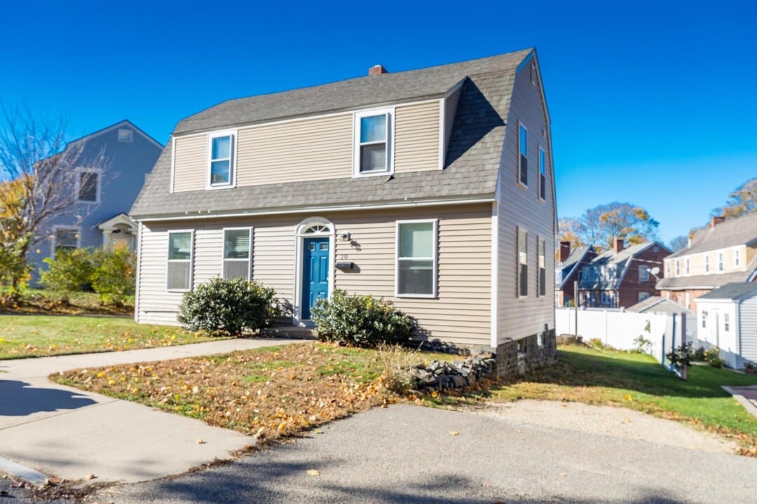 20 Concord Way in Portsmouth, NH - Foto de edificio