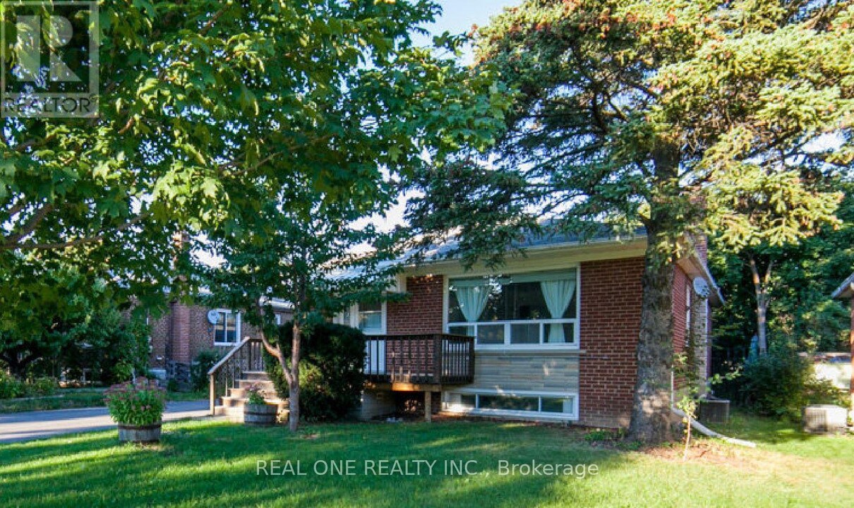 375 Neal Dr in Richmond Hill, ON - Building Photo