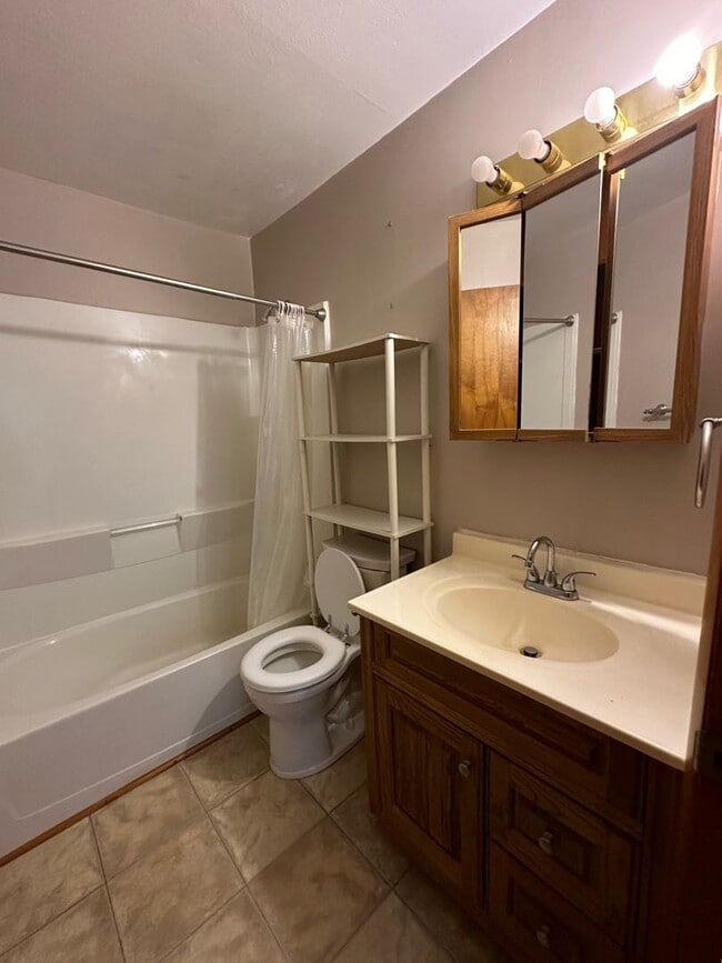 208 S Main Cross St in Bowling Green, MO - Building Photo - Building Photo