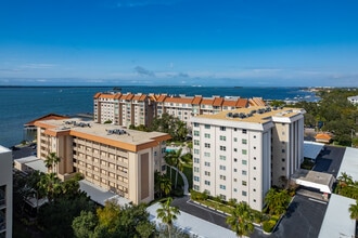 Edgewater Arms in Dunedin, FL - Foto de edificio - Building Photo