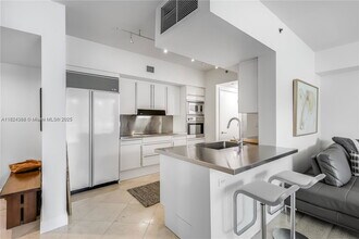 1000 South Pointe Dr in Miami Beach, FL - Building Photo - Building Photo