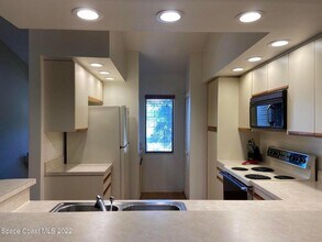 1039 Country Club Dr in Titusville, FL - Foto de edificio - Building Photo