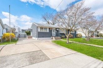 19 Roosevelt Ave in East Brunswick, NJ - Building Photo - Building Photo