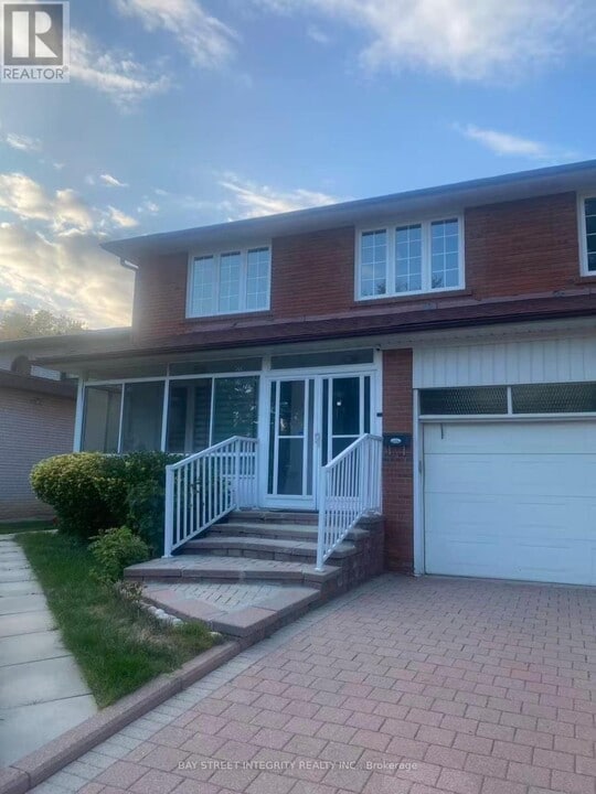 34 Clovercrest Rd in Toronto, ON - Building Photo