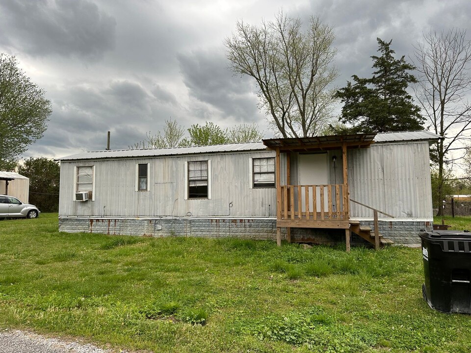 35 Dobert Rd in Manchester, TN - Building Photo