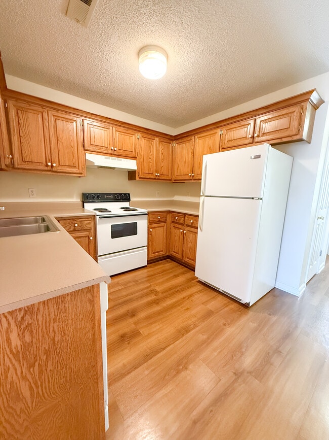 412 E Pershing Ave in Muscle Shoals, AL - Foto de edificio - Building Photo