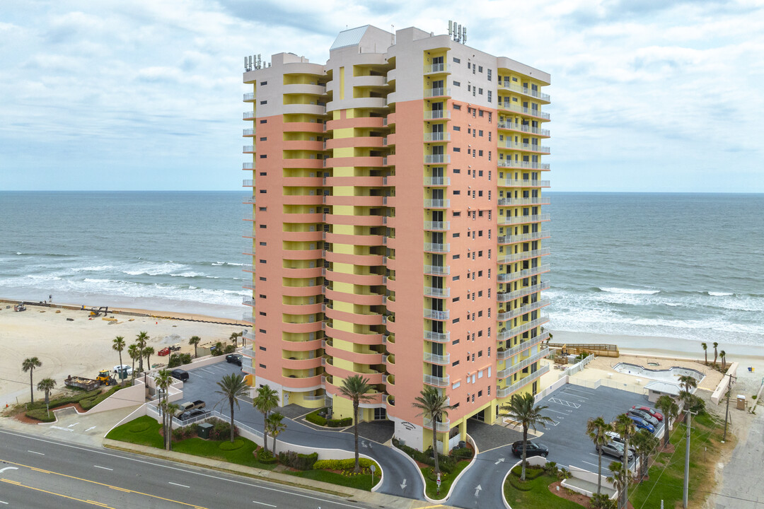 Island Crowne Condominium in Daytona Beach, FL - Building Photo