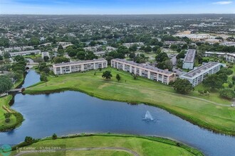 2801 Victoria Way in Coconut Creek, FL - Building Photo - Building Photo