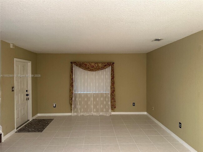 7656 NW 182nd Terrace in Hialeah, FL - Building Photo - Building Photo