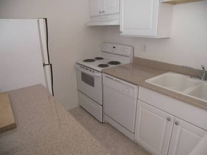 Whitmore Apartments in Oakland, CA - Building Photo - Interior Photo