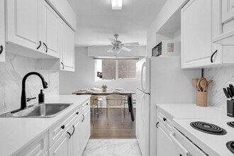 2626 St Johns St in Port Moody, BC - Building Photo - Building Photo