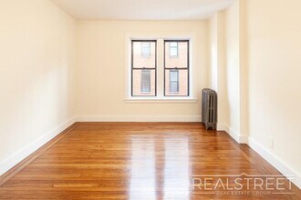 Magnificent 1 Bed Across the St from Prospect Park! in Brooklyn, NY - Foto de edificio - Building Photo