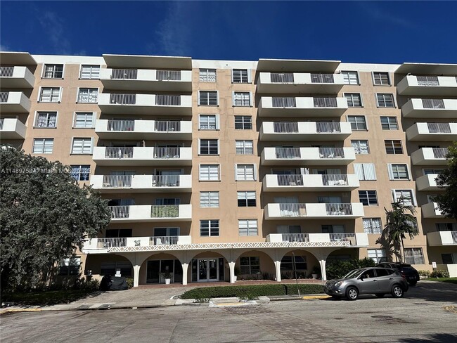 1455 N Treasure Dr, Unit 1C in North Bay Village, FL - Building Photo - Building Photo